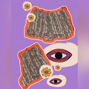 Nature print green shorts with pockets and belt loops